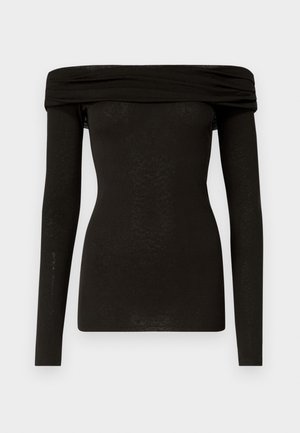 Černý top s odkrytými rameny a dlouhými rukávy, vyrobený z hladkého, lehkého materiálu s mírným leskem a detaily ve výstřihu.