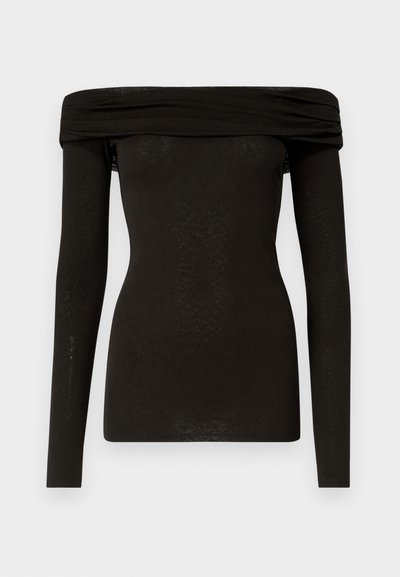 Sort off-shoulder langermet topp i svart, laget av et glatt og lett stoff med en svak glans og drapert halslinje.