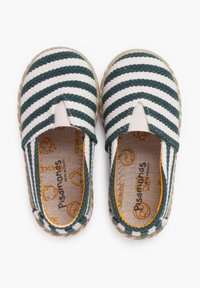 Stribede canvas slip-on sko i grøn og hvid med elastiske sideaccentuer og en naturlig jute-sål. Indersiden har et trykt logo.