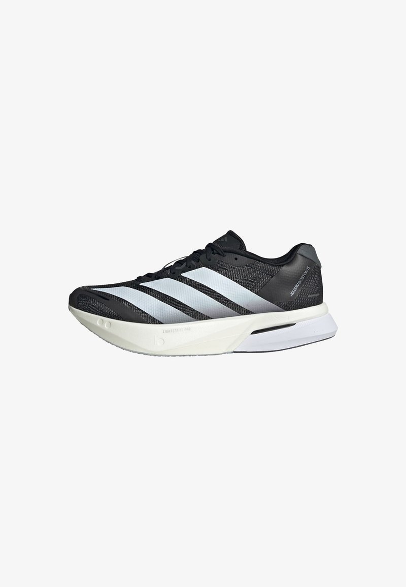Chaussure de course avec une tige en maille noire, un design à trois bandes blanches, une semelle en mousse légère et une forme élégante et aérodynamique.