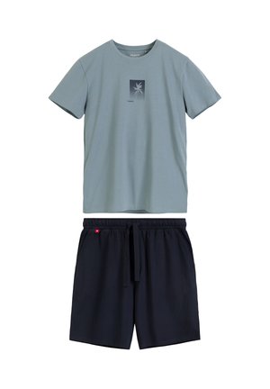 Jasnoniebieski t-shirt z krótkim rękawem z grafiką palmy, zestawiony z czarnymi szortami z elastycznym pasem i sznurkiem do regulacji.