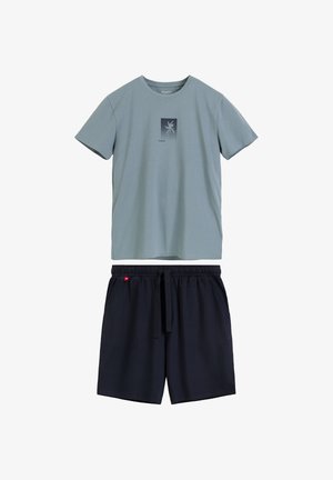 Jasnoniebieski t-shirt z krótkim rękawem z grafiką palmy, zestawiony z czarnymi szortami z elastycznym pasem i sznurkiem do regulacji.