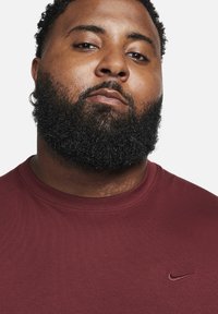 Nike Performance PRIMARY - Camiseta deportiva - dark team red dark team red