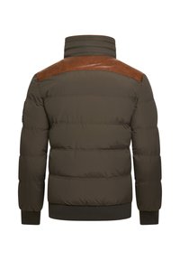 Puffermantel in Olivgrün mit einem Schulterpanel aus braunem Leder, elastischen Bündchen und einem hohen Kragen, verfügt über ein gesteppte Design und gepolsterte Textur.