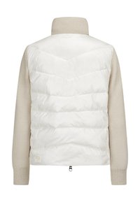 Puffjacke mit glänzender weißer Vorderseite, beigefarbenen Strickärmel, hohem Kragen und gerippten Bündchen. Mit einem Chevron-Steppmuster und Reißverschlussdetails.