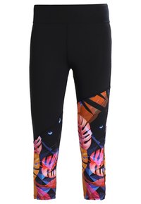 Czarne legginsy z kolorowymi, tropikalnymi wzorami liści oraz subtelnymi niebieskimi oczami wkomponowanymi w design na dolnej części nóg.