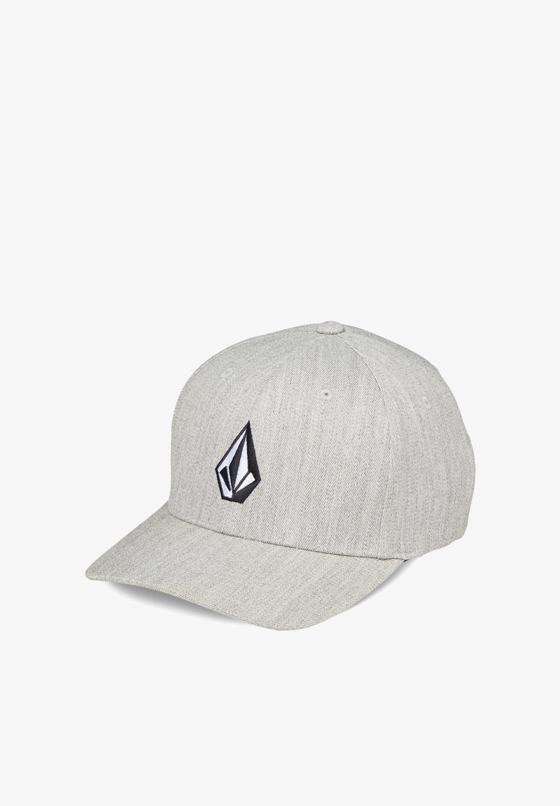 Casquette de baseball gris clair avec visière courbée et logo géométrique noir et blanc brodé sur le panneau avant, présentée en angle vers la droite sur fond blanc.
