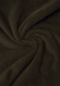 Tejido verde oscuro con una superficie suave y texturizada, que presenta un patrón en espiral y un acabado liso. Ideal para diversas aplicaciones textiles.