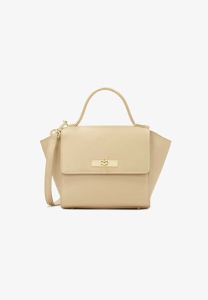 Bež torba sa strukturom izrađena od glatke kože. Ima gornju ručku, podesivu naramenicu i kopču s zlatnim tonovima s minimalnim dekoracijama.
