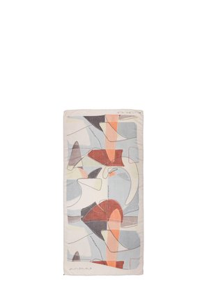 Sciarpa rettangolare con forme geometriche astratte in toni arancioni smorzati, grigio, nero e bianco su uno sfondo chiaro.