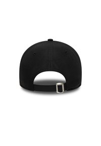 Μαύρο καπέλο μπέιζμπολ με στέρεο ύφασμα, κυρτό γείσο, ρυθμιζόμενο λουράκι στο πίσω μέρος με μεταλλικό κούμπωμα και τρύπες αερισμού στο πλάι.