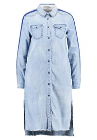 Ljusblå denimskjortklänning med långt ärm, knäppning fram, två bröstfickor och marinblå axeldetaljer. Fransad fåll.