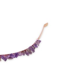 Naszyjnik z kamienia ametystu z nieregularnymi fioletowymi kryształami nawleczonymi na cienki drut z różowego złota, o gładkim, zakrzywionym kształcie.