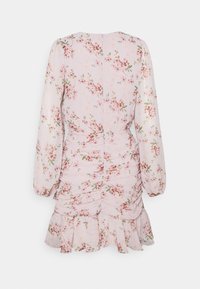 Robe longue à manches longues rose pâle à motif floral avec des détails froncés, une taille ajustée et un ourlet à volants vue de dos.