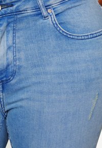 ONLY Carmakoma CARWILLY - Vaqueros pitillo - light blue