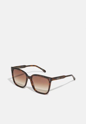 Skilpadde-vare solbriller med firkantede linser, gradient brun toning og subtile merking på templene. Plastisk ramme med glatt finish.