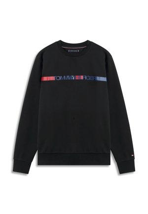 Must pikkade varrukatega ümar kaelusega pusa, millel on tekst "TOMMY HILFIGER", punased ja sinised triibud üle rinna ning väike logo vasaku varruka mansetil.