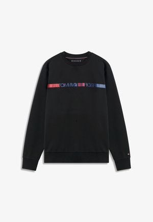 Must pikkade varrukatega ümar kaelusega pusa, millel on tekst "TOMMY HILFIGER", punased ja sinised triibud üle rinna ning väike logo vasaku varruka mansetil.