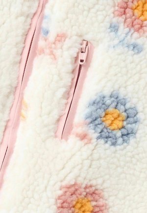 Fleecejacke mit Blumenmuster in Weiß und pastellfarbenen Akzenten. Sie verfügt über einen pinken Reißverschluss und eine weiche, strukturierte Oberfläche.