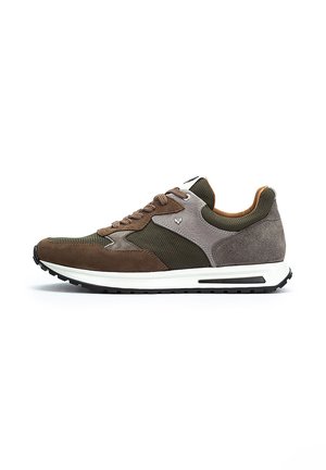 Zapatillas marrones y verdes que cuentan con materiales de malla y ante, un diseño con cordones, cuello acolchado y una suela blanca acolchada con dibujo texturizado.