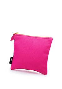 Lyserød stofpose med en tekstureret overflade og gylden lynlås. Indeholder et lille stofmærke med teksten "YOKAMII" på den ene side.