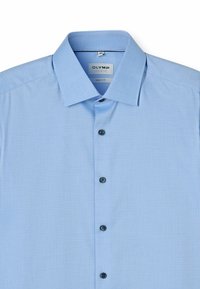 Himmelblaues Hemd mit Knöpfen und strukturiertem Muster. Besitzt einen klassischen Kragen und dunkle Knöpfe. Das Etikett trägt die Aufschrift "OLYMP LEVEL 5 BODY FIT."