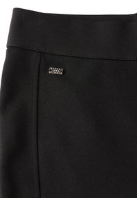 Pantaloni in jersey nero con una vita alta, dotati di una piccola targhetta metallica con il logo "Street One Studio". Texture liscia.