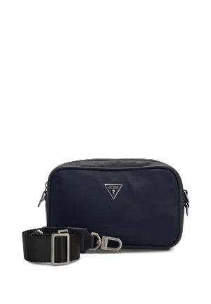 Kleine rechthoekige zwarte en navy crossbodytas met een afneembare brede zwarte band en metalen Guess-logo aan de voorkant.