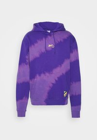 Purppuranvärinen väriroiskehuppari, joka on valmistettu puuvillasekoitteesta. Siinä on kenguru-tasku, nauhakuori ja pieni kultainen logo rinnassa.