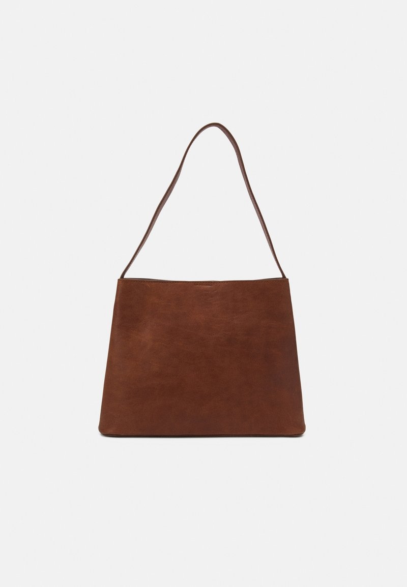 Sac fourre-tout en cuir brun avec un design rectangulaire simple et une seule longue bandoulière. Texture lisse sans matériel ou embellissements visibles.