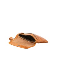 Borsa a tracolla in pelle color tan con una texture morbida, chiusura con zip e un compartimento interno foderato con tessuto stampato. Apertura con bottone a pressione.