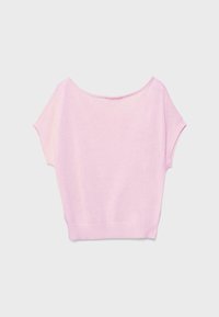 Pull en tricot rose clair à manches courtes avec un large col bateau et un ourlet côtelé sur un fond gris uni.