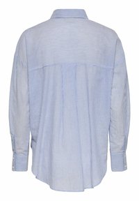 Vue de dos d'une chemise à manches longues à rayures verticales bleu et blanc avec des manches retroussées et un empiècement sur les épaules.