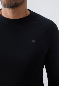 Pier One Sport BASE LAYER SET LONG SLEEVE TOP LEGGINGS - Spodnja majica - black