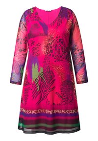 Vestido rosa brillante con mangas largas, que presenta una mezcla de patrones de animales y abstractos en púrpura, verde y naranja. Escote en V y corte holgado.