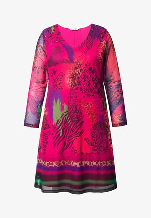 Abito rosa brillante con maniche lunghe, caratterizzato da un mix di motivi animalier e astratti in viola, verde e arancione. Scollatura a V e vestibilità ampia.