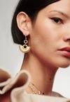 ZENYU CHANDELIER SMALL HOOP EARRINGS - Earrings - gold-coloured