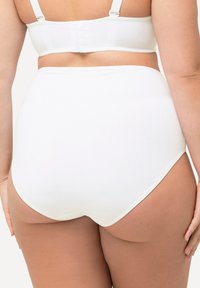 Valkoiset korkeavyötäröiset alushousut, jotka on valmistettu sileästä ja joustavasta kankaasta. Niissä on saumaton muotoilu, pehmeä vyötärönauha ja minimalistiset reunat.
