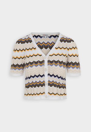 Cárdigan de manga corta en blanco con un patrón de zigzag en tonos amarillos, negros y azules, con cierres de botones y escote en V.