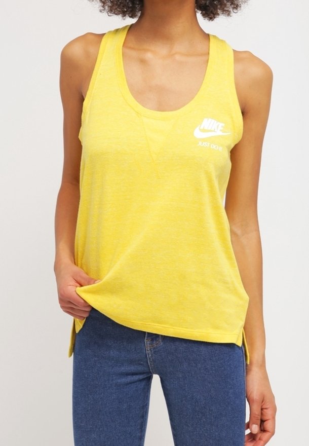 Geel tanktop gemaakt van zachte, lichte stof met een ronde halslijn en zijsplitten. Bevat het witte Nike-logo en de tekst "JUST DO IT."