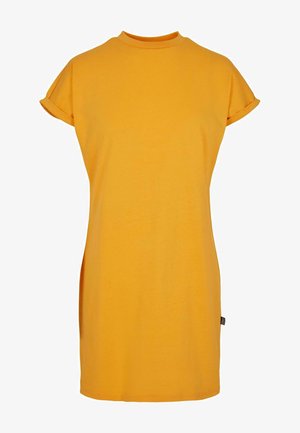 Gul t-shirtklänning med hög halsringning, korta uppvikta ärmar och avslappnad passform. Mjukt bomullstyg med sidofickor för ökad rörelsefrihet.