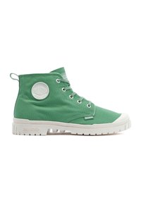 Grüne Canvas-Ankle-Boots mit weißer Gummisohle, ausgestattet mit einem runden Logopatch und Schnürung an der Vorderseite. Strukturierter Stoff mit einem lässigen Design.