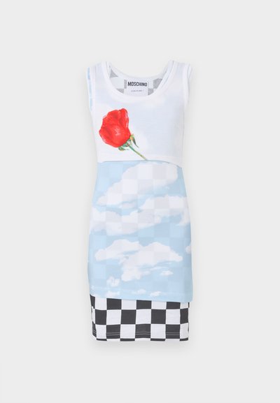 Robe sans manches avec un haut blanc orné d'un motif de rose rouge, une partie centrale imprimée de nuages bleus et un ourlet à carreaux noir et blanc.