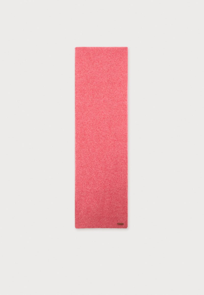 Longue écharpe rectangulaire en laine rose tricotée avec une petite étiquette rectangulaire marron avec logo à une extrémité sur fond blanc.