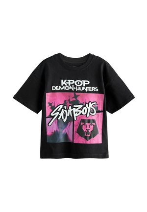 Schwarzes T-Shirt mit kurzen Ärmeln und dem Schriftzug „KPOP DEMON HUNTERS“, einer pinkfarbenen Grafik mit Silhouetten von Figuren und einem Löwenkopf-Logo unter dem „Saijaboys“-Schriftzug.