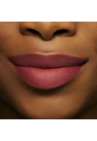 MAC POWDER KISS LIPSTICK - Leppestift - sheer outrage