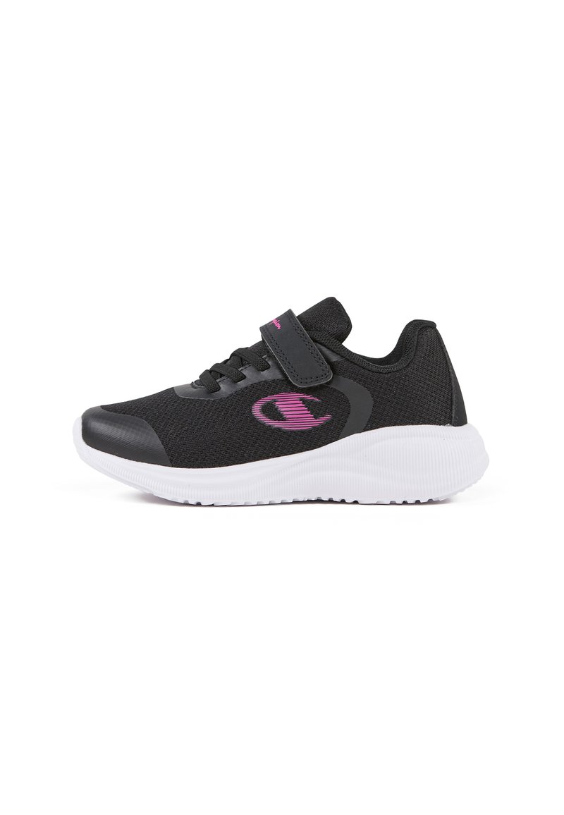 Schwarzer Sportschuh mit Mesh-Obermaterial, weißer Gummisohle, pinken Akzenten und verstellbarem Klettverschluss. Mit hervorgehobenem Logodesign an der Seite.