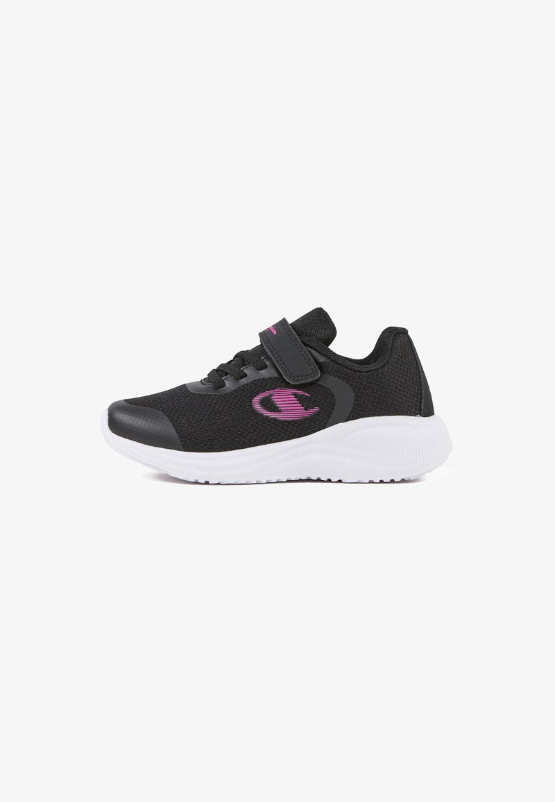 Schwarzer Sportschuh mit Mesh-Obermaterial, weißer Gummisohle, pinken Akzenten und verstellbarem Klettverschluss. Mit hervorgehobenem Logodesign an der Seite.