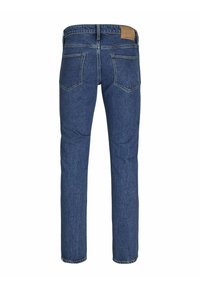 Jeans din denim de culoare albastră închisă, cu un design pe picioare drepte. Include două buzunare la spate și o etichetă din piele pe talie.