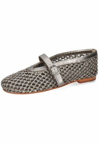 Zapato plano trenzado de metal plateado con puntera redonda, tira en el tobillo y hebilla, que presenta un revestimiento de tela texturizada y un bajo tacón de madera.
